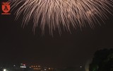 Pháo hoa rực rỡ trên bầu trời Hà Nội vào thời khắc giao thừa